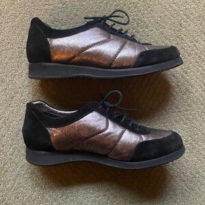 AQUATALIA like new! Black suede & gold/copper leather fashion sneakers. Sz 8.